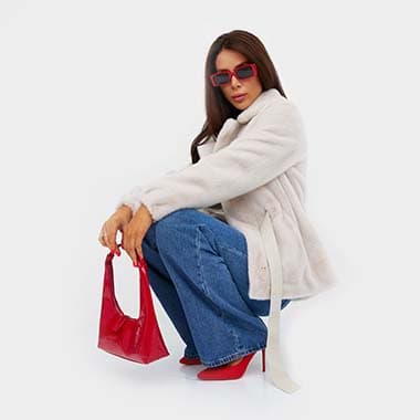 Девушка в белой шубе сидит