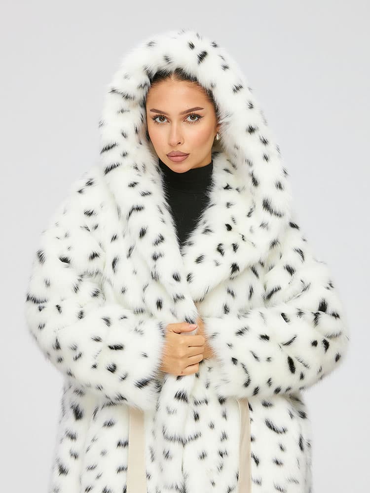 Девушка в белой шубе с капюшоном